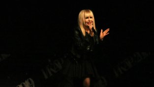 Много енергия и още повече дух: Лили Иванова за пореден път изправи на крака зала 1 на НДК