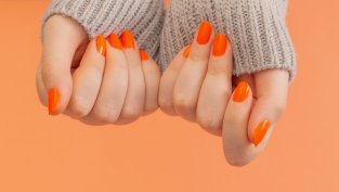 7 цвята за маникюр, които ще ви нaстроят за празниците