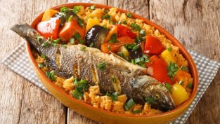 Рецептата Dnes: Печена риба с ориз и зеленчуци