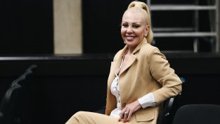 Попфолк фурията Луна вещае големи политически провали в следващите 10 г.