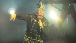 В кадър: Риби, торти и шампанско... Тил Линдеман взриви София така, както само той може