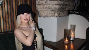 Повдигат обвинения на трима мъже за убийството на певицата Делароса