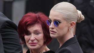 Шарън и Кели Озбърн се появиха за първи път след смъртта на легендата Ози Озбърн