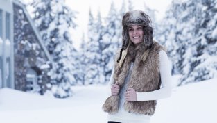 Най-стилните начини да носите пухкаво елече през новия сезон