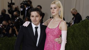 Родителите на Никола Пелц приели Бруклин като свой син