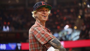 Machine Gun Kelly разкри ужасяващи здравословни проблеми заради татуировка