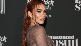 Малко преди да навърши 40 Меган Фокс се разголи по прашки и жартиери