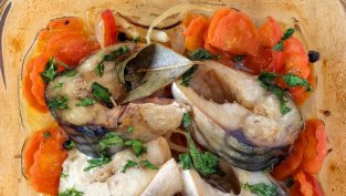 Рецептата Dnes: печена скумрия със зеленчуци на фурна