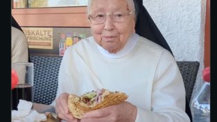 92-годишна монахиня стана звезда, след като изяде първия си дюнер кебап ВИДЕО