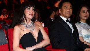 Дакота Джонсън, Нина Добрев и Ана де Армас демонстрираха супер фигури в чернo