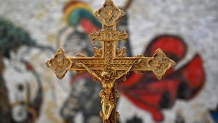 Кръст падна и уби свещеник по време на литургия