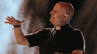 Свещеник диджей дирижира концерт в памет на папа Франциск 