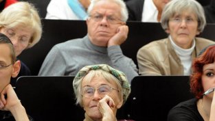 Пенсионерите в Швеция масово тръгнаха да учат