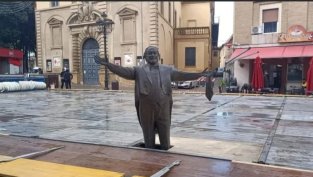 Замразиха краката на статуя на Павароти за ледена пързалка, вдовицата му побесня