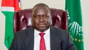 Политикът от Намибия Адолф Хитлер си смени името