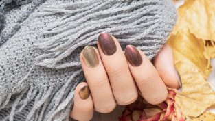 Хром, мат, блясък и много нежност &ndash; актуалните тенденции в маникюра през 2025