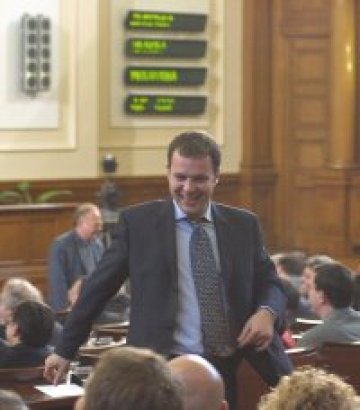 НДСВ, ДПС и &quot;Новото време&quot; се договориха за стабилно мнозинство