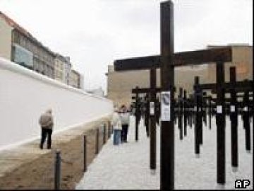 Германски съд нареди премахването на паметник на Берлинската стена
