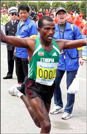 Хайли Негусие спря кенийското господство с победа в Бостънския маратон