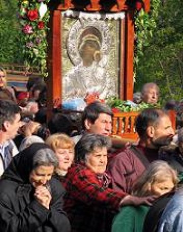 Стотици богомолци участваха в литийно шествие с чудотворна икона