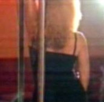 Майка наема стрийптизьорка за рождения ден на сина си