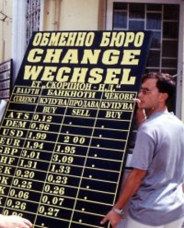 Брошури ще учат чужденците как да се пазят от измами с валута