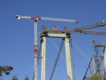 Ходещо насън момиче открито спящо върху 40-метров кран