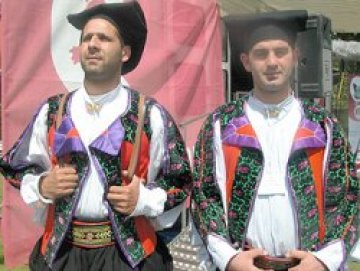 Македонски фолксъстав накаран да танцува пред британското посолство