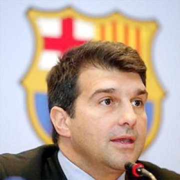 Президентът на Барса се съблече на летището