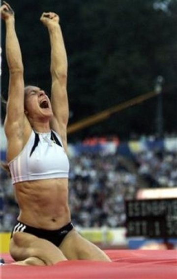Елена Исинбаева – първата жена преодоляла 5 м