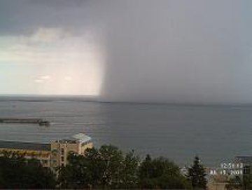Дъждовна стена връхлита плажа на Златни пясъци