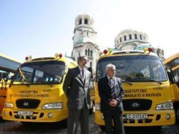 Нова доставка на училищни автобуси за предстоящата учебна година