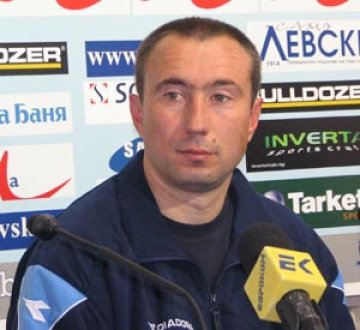 Чиликов замина за Португалия,Стоилов взе 19 футболисти за мача с Марек