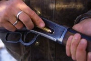 Мъж изпробва мерника на пушката си и уцели тъща си