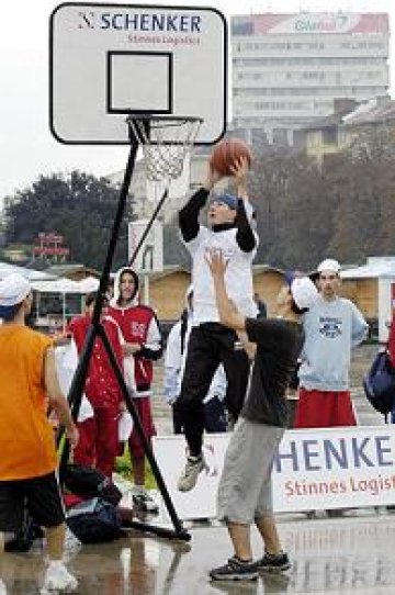 150 ученици играха стрийтбол на дъжда пред НДК