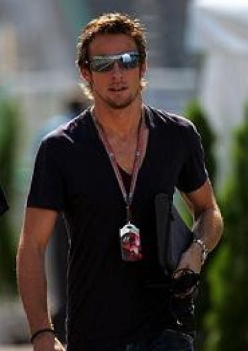 Бътън излиза за 100-тен път на пистата