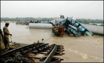 Влак дерайлира в Индия, 100 души са загинали