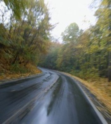 Повечето от пътищата в страната са мокри и частично заледени