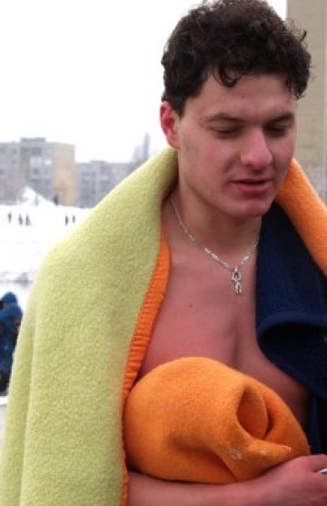 20-годишен извади кръста от езерото в &bdquo;Дружба&ldquo;