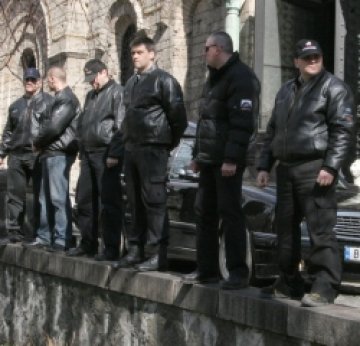 Армия гардове налетя на погребението на Доктора