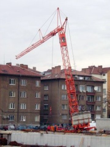 Кран в центъра на София е пред срутване