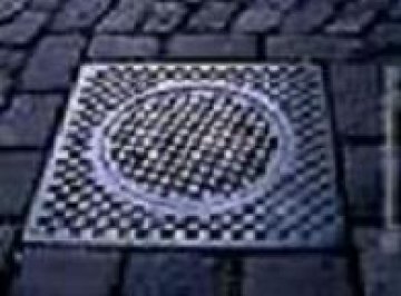 Бебе оцеля след падане в канализация