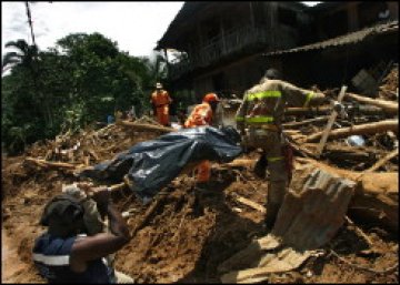 Свлачища убиха над 20 души в Колумбия