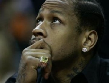 Откриха оръжие и наркотици в кола на името на Алън Айвърсън