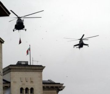 Военни показват самоходни гаубици и джипове с картечници на 6 май
