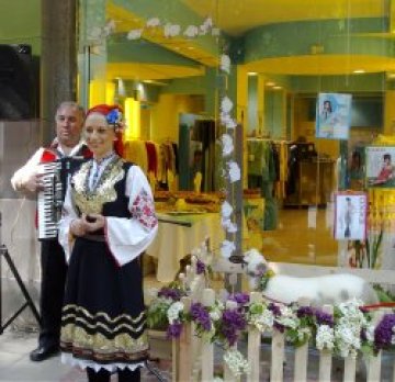 Експонираха живо агне пред магазин на Витошка