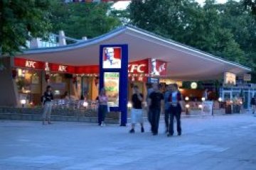Затворени в клетки девойки крещят &quot;KFC убива пиленца!&quot; на &quot;Гарибалди&quot;