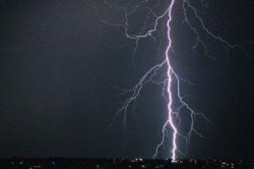Мълния опожари мебелен цех в Ямбол