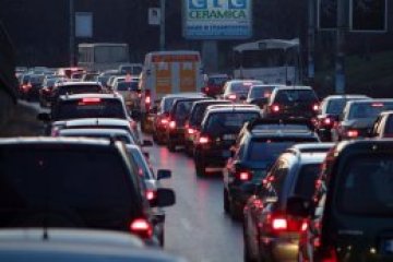 През зимата автомобилите задължително карат на фарове и през деня