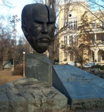 Слагат скулптура върху чешмата в градинка &quot;Кристал&quot;